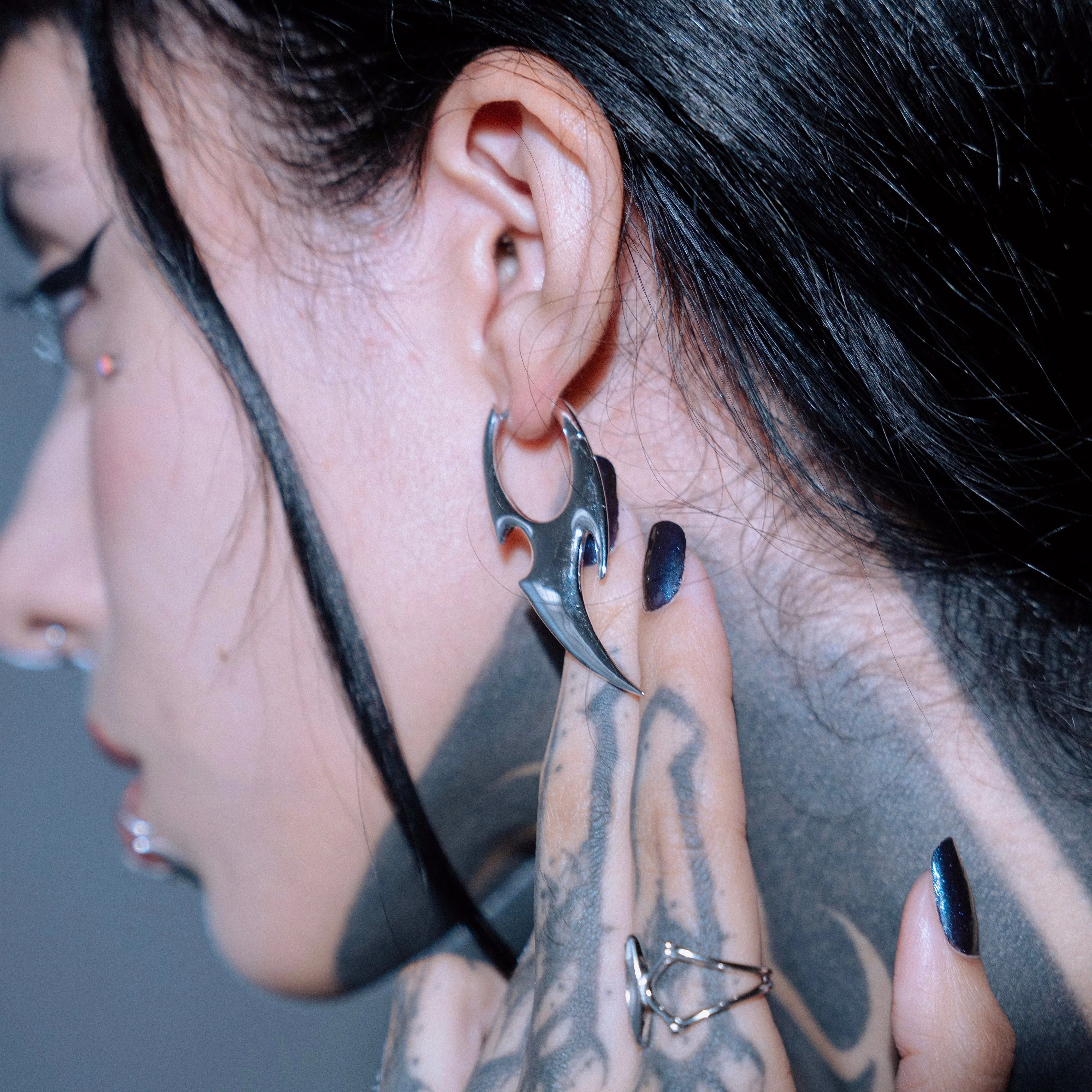 BLADE ARC EARRINGS - Image 4