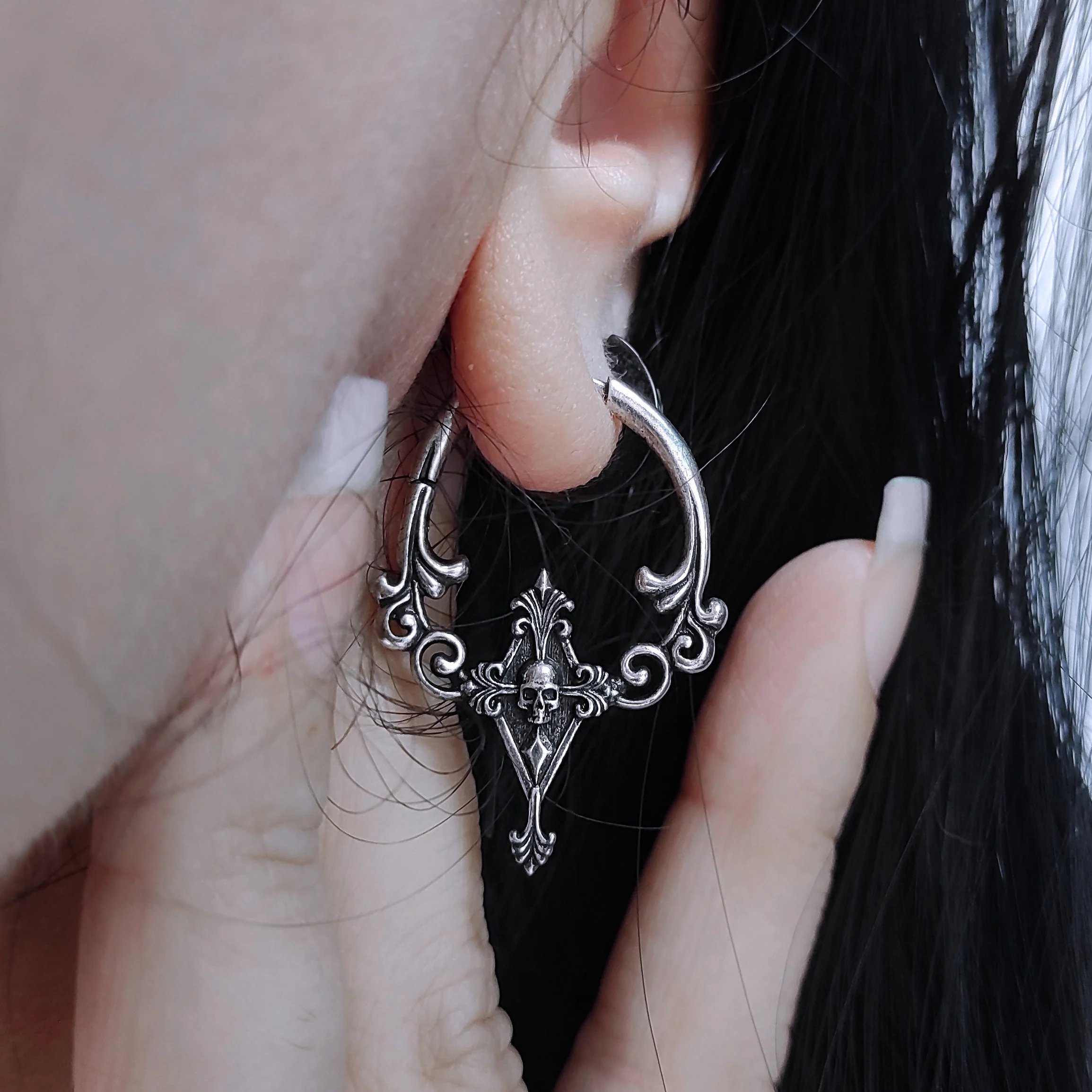 CLASSICAL PHANTASM EARRINGS - Image 4