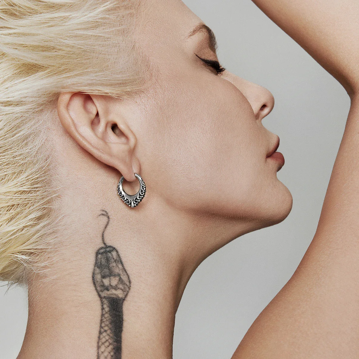 ELEGANT CURVE EARRINGS - Image 4