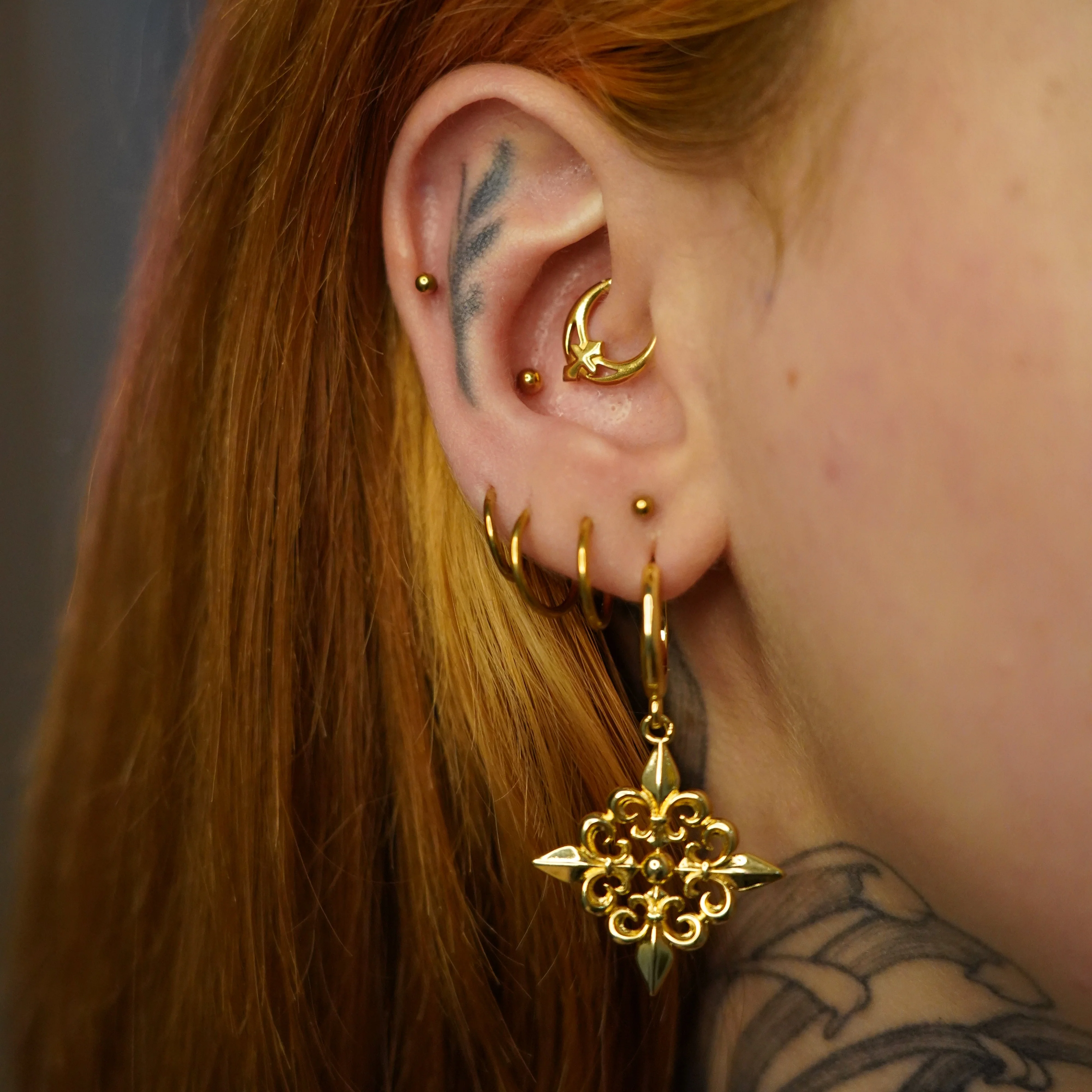 FLEUR-DE-LIS ELEGANCE EARRINGS - Image 15