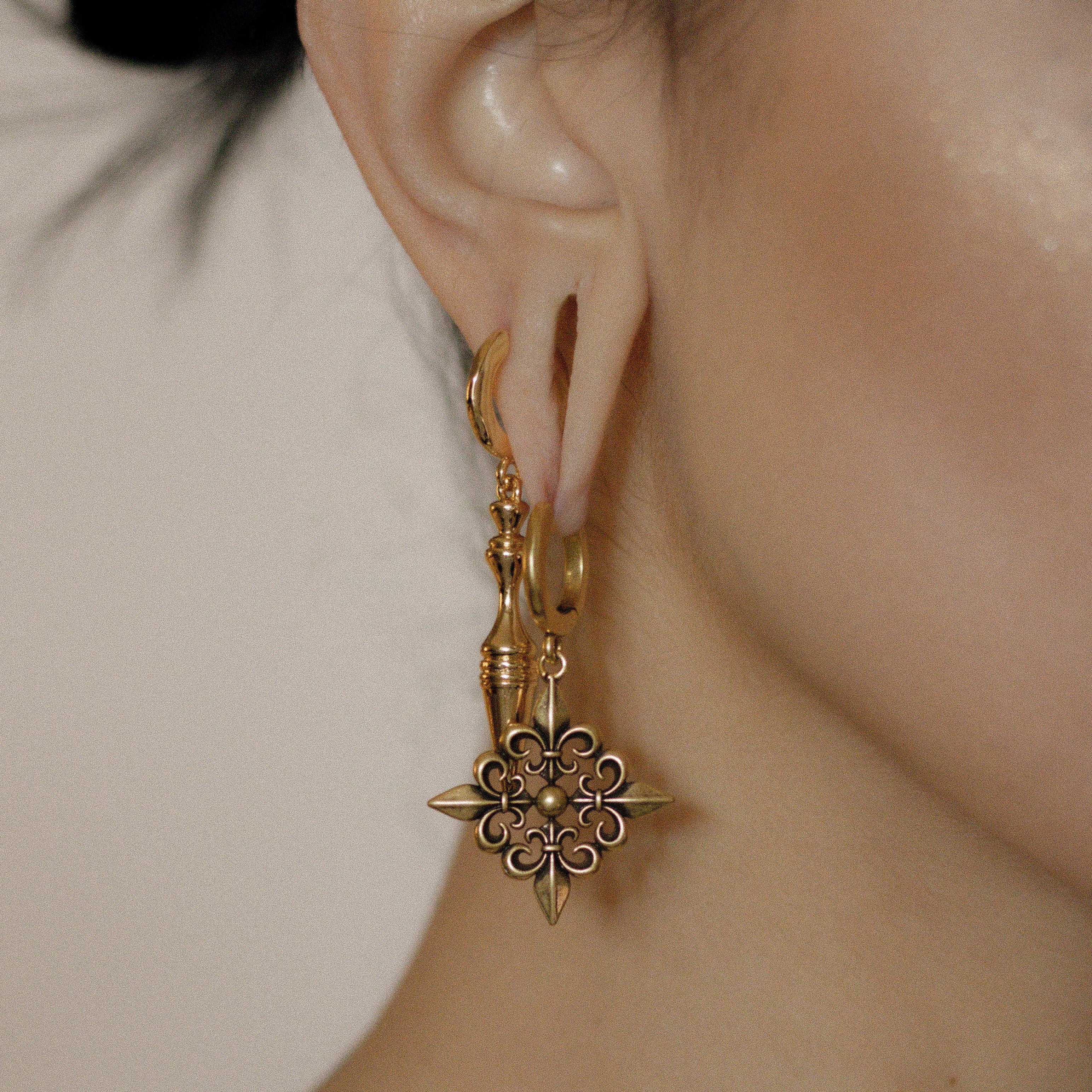 FLEUR-DE-LIS ELEGANCE EARRINGS - Image 18
