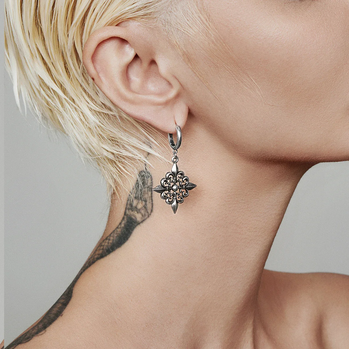 FLEUR-DE-LIS ELEGANCE EARRINGS - Image 5