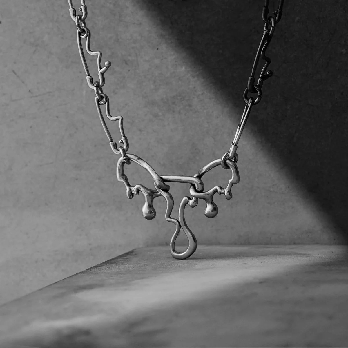FLUID PIN NECKLACE - Image 15