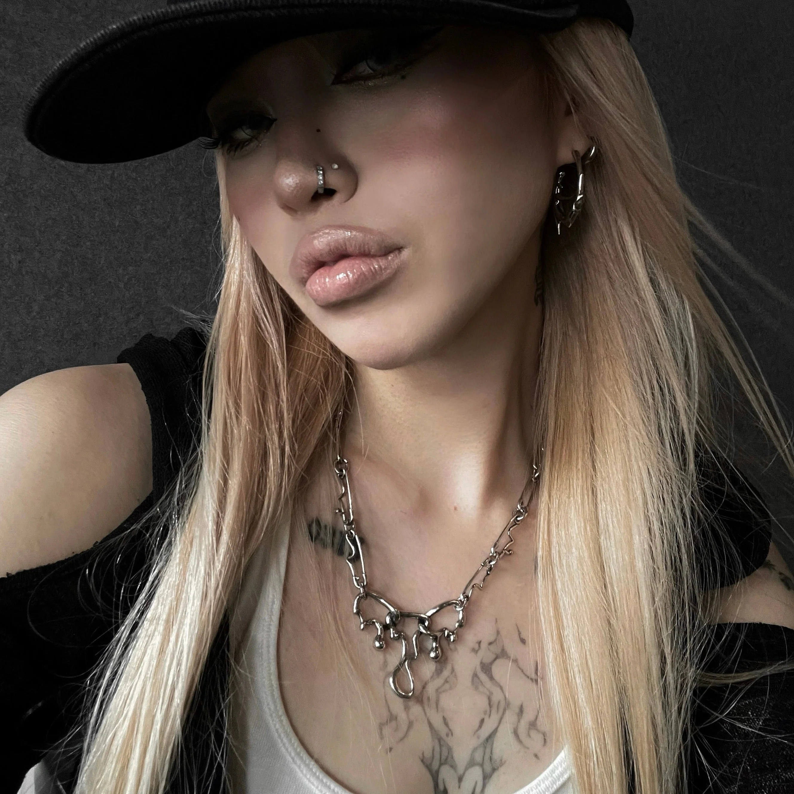 FLUID PIN NECKLACE - Image 4