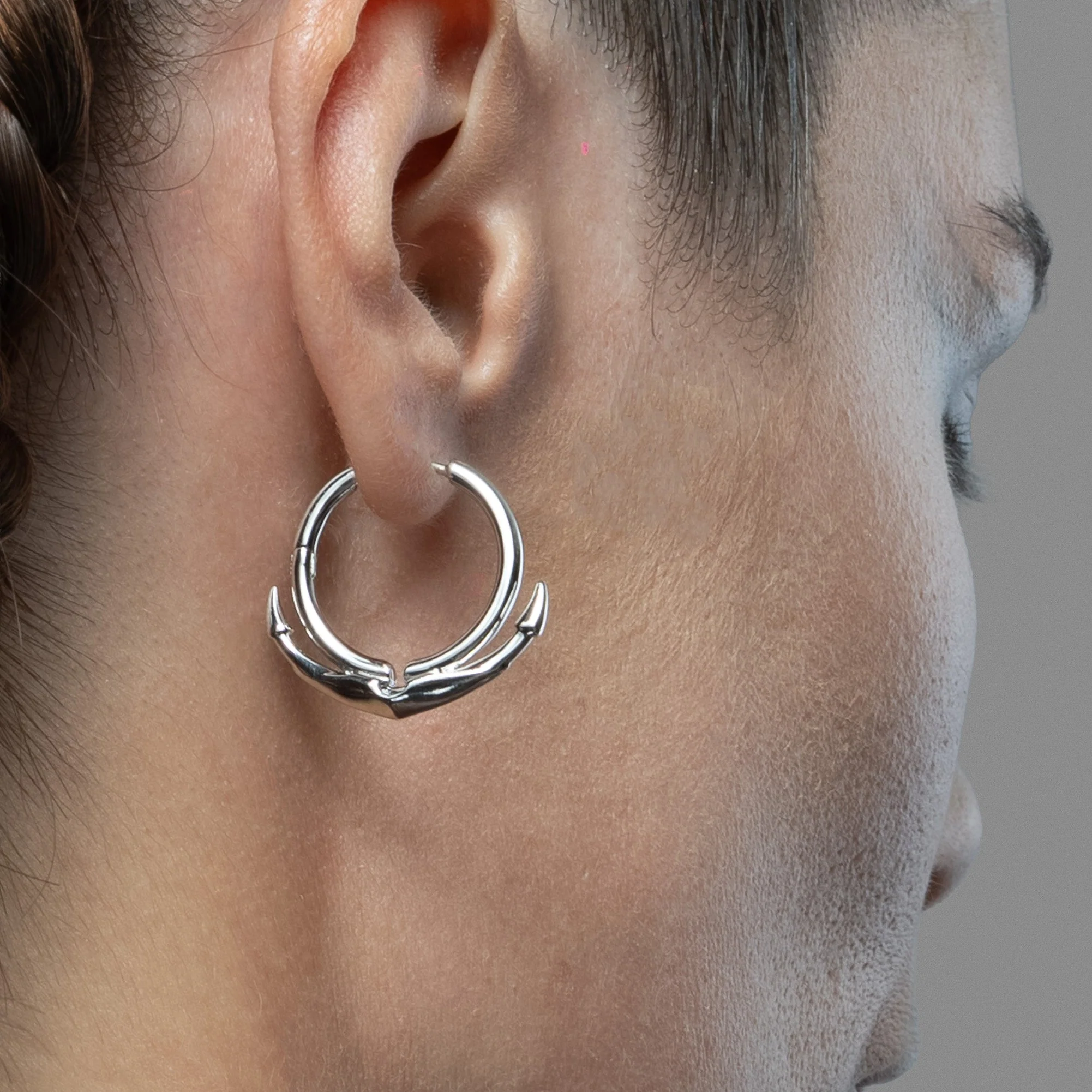JOINT CLAW EARRINGS - Image 2