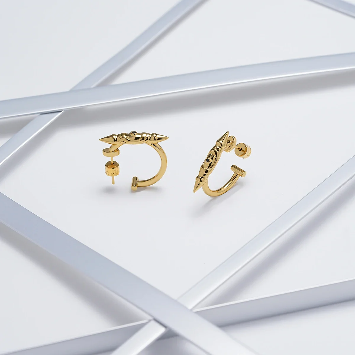 LAMINAR AXIS SPIKE EARRINGS - Image 10