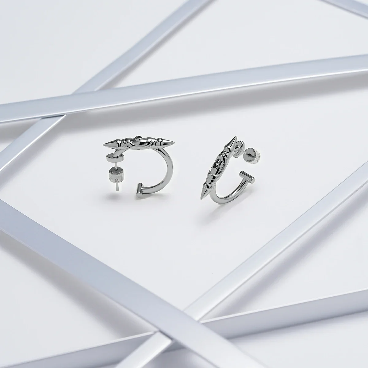LAMINAR AXIS SPIKE EARRINGS - Image 11