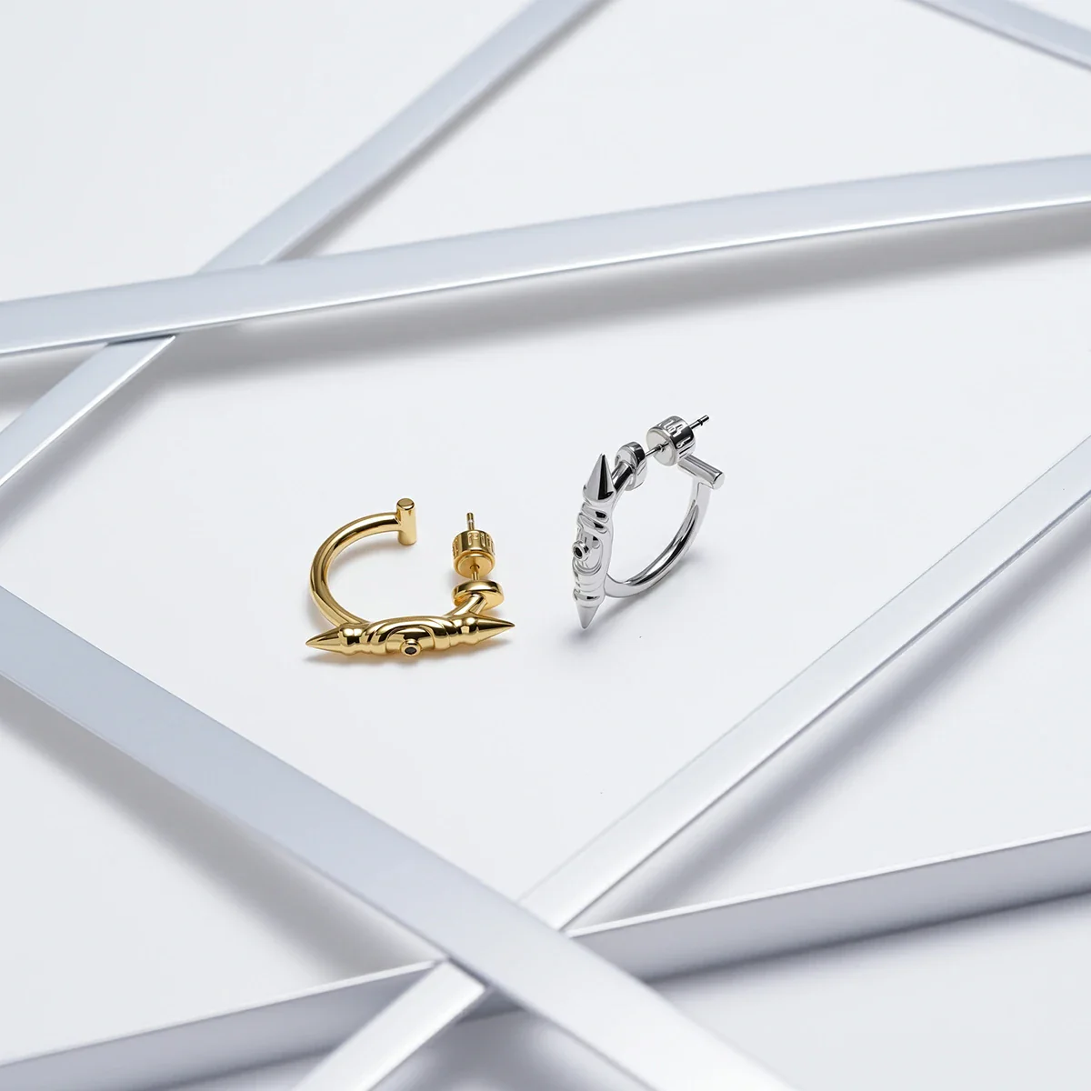 LAMINAR AXIS SPIKE EARRINGS - Image 9