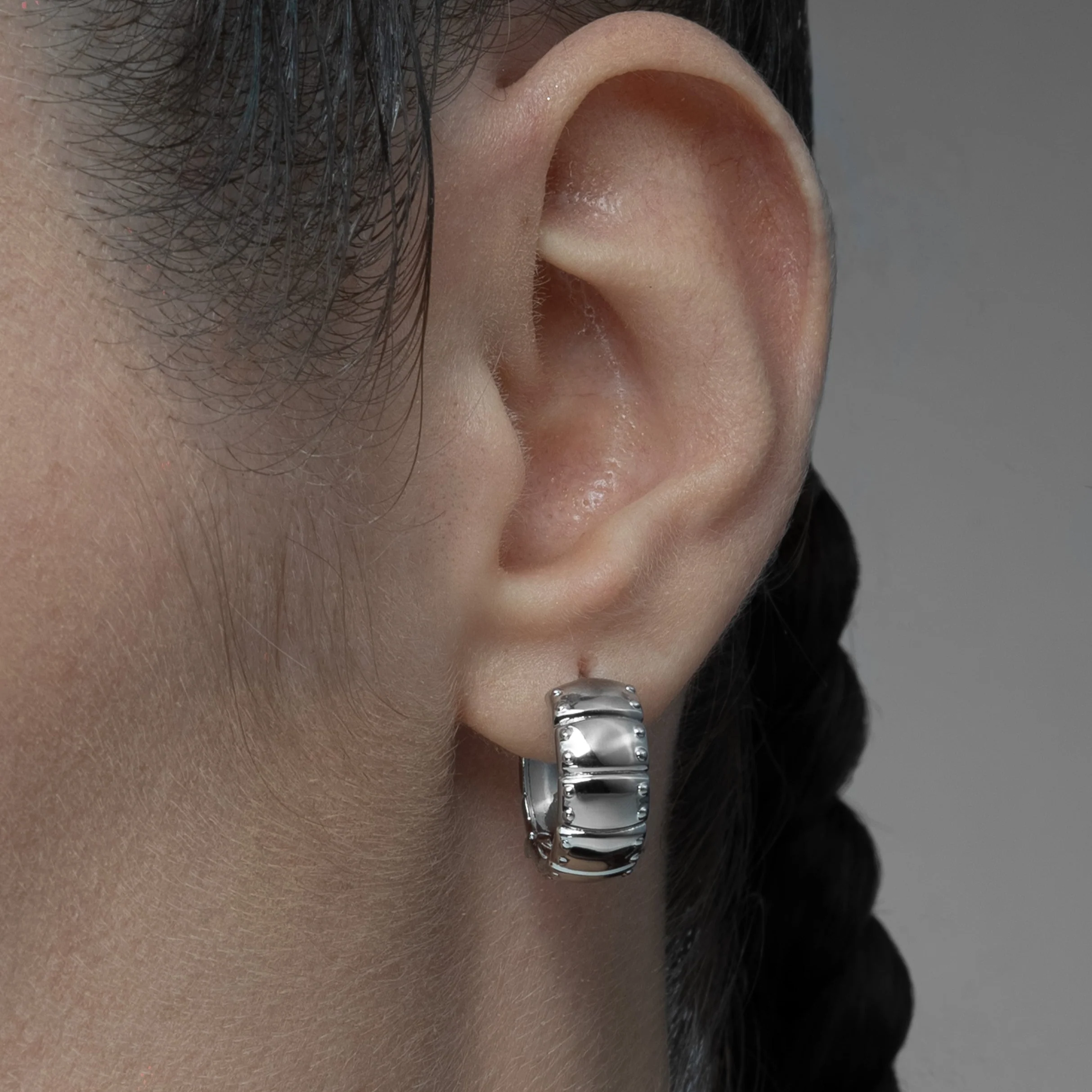 LAMINAR PLATE HOOP EARRINGS - Image 2