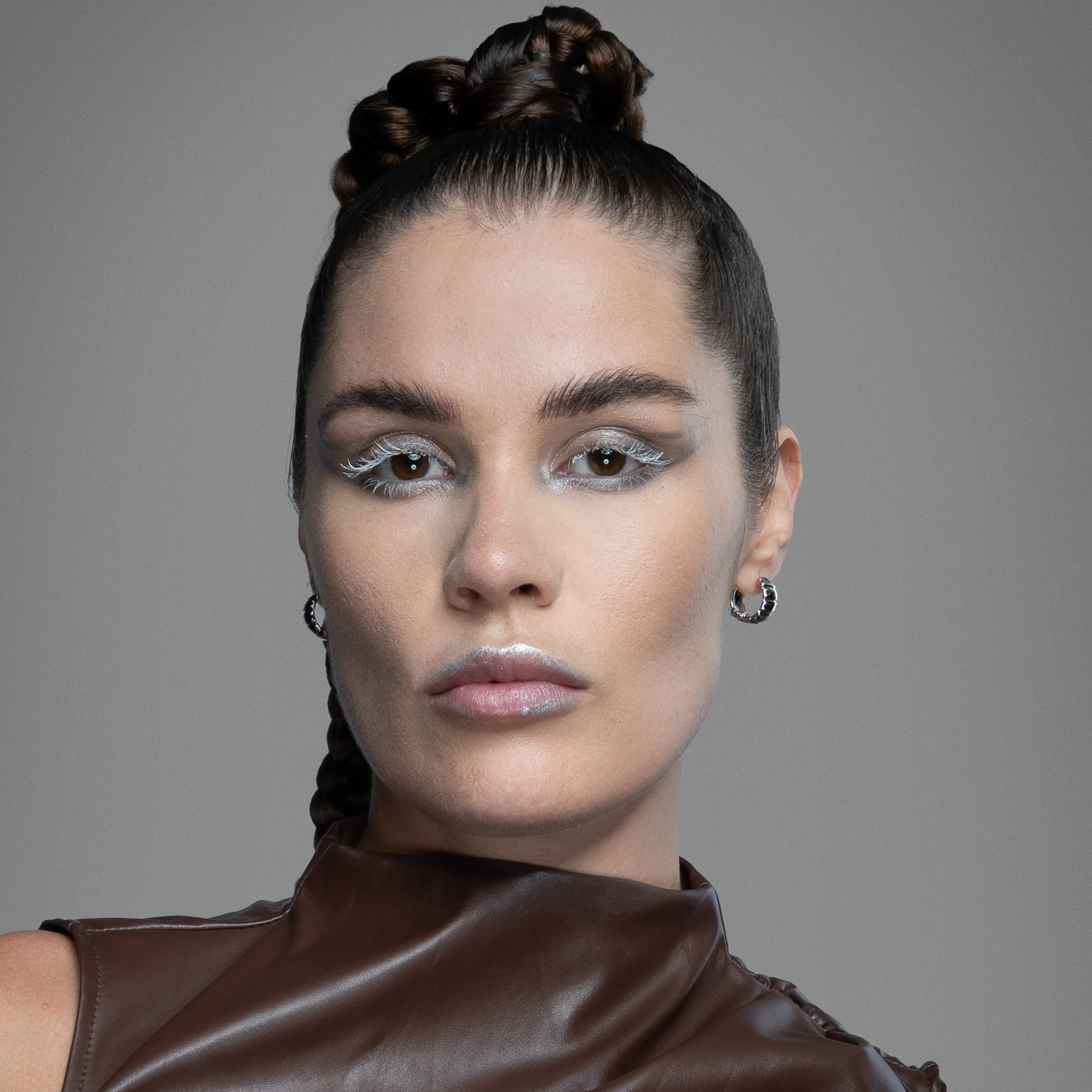 LAMINAR PLATE HOOP EARRINGS - Image 3