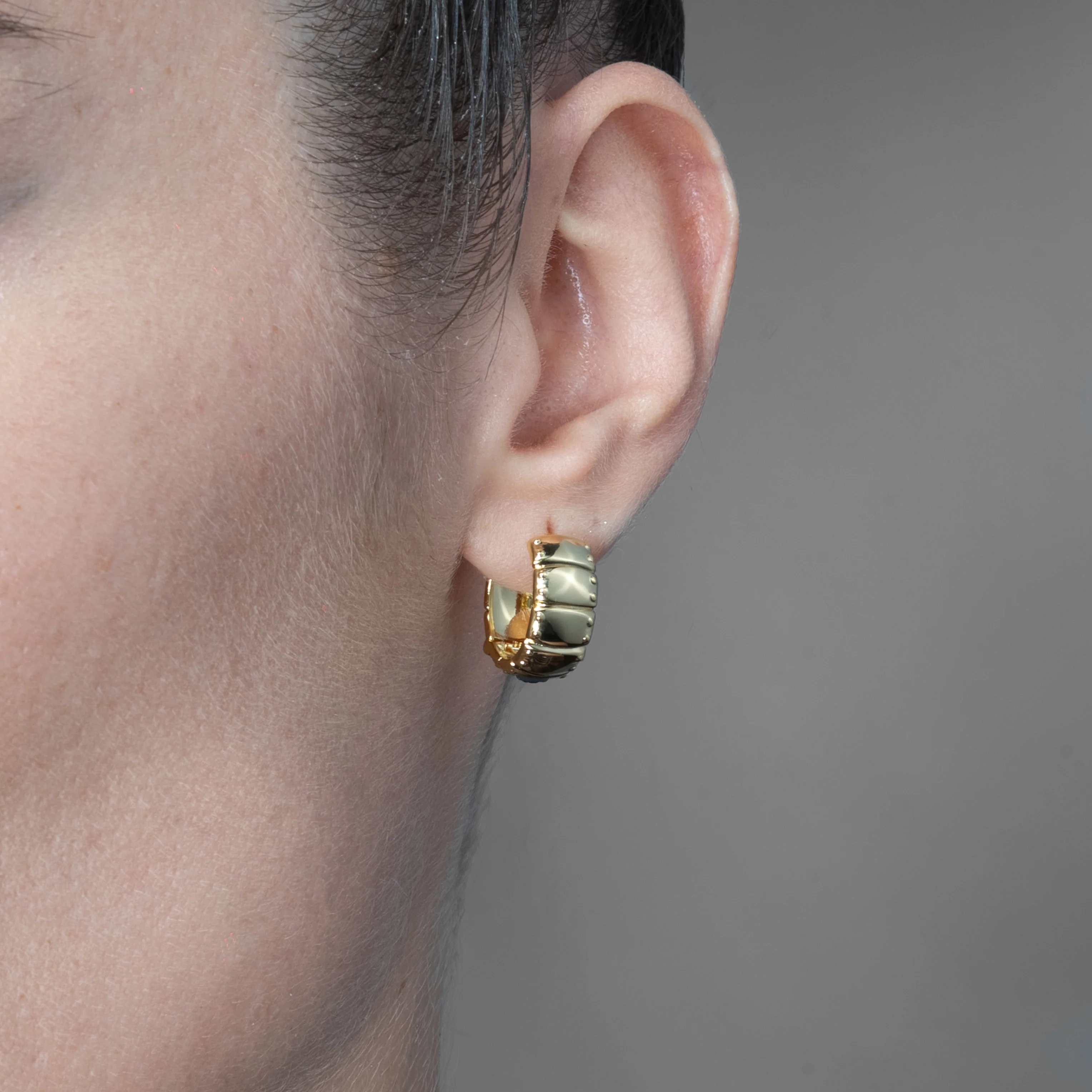 LAMINAR PLATE HOOP EARRINGS - Image 4