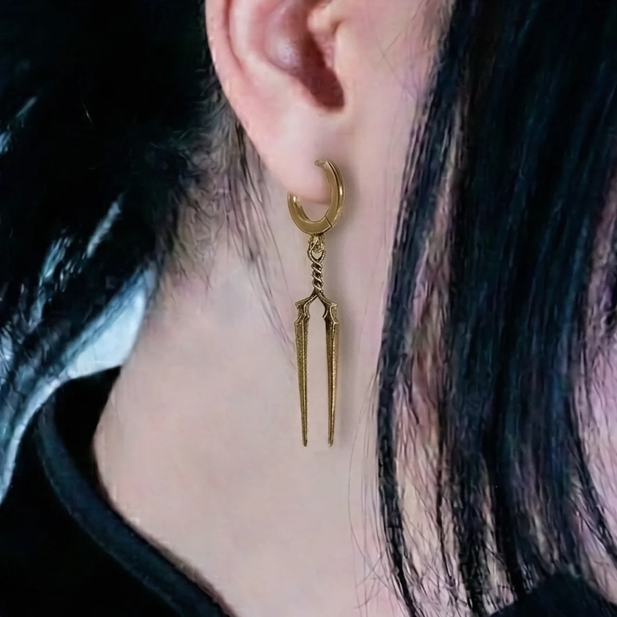 LONGINUS TWIN SPEAR EARRINGS - Image 9