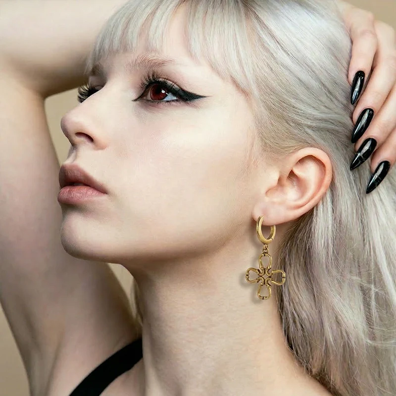 QUATREFOIL CROSS EARRINGS - Image 4
