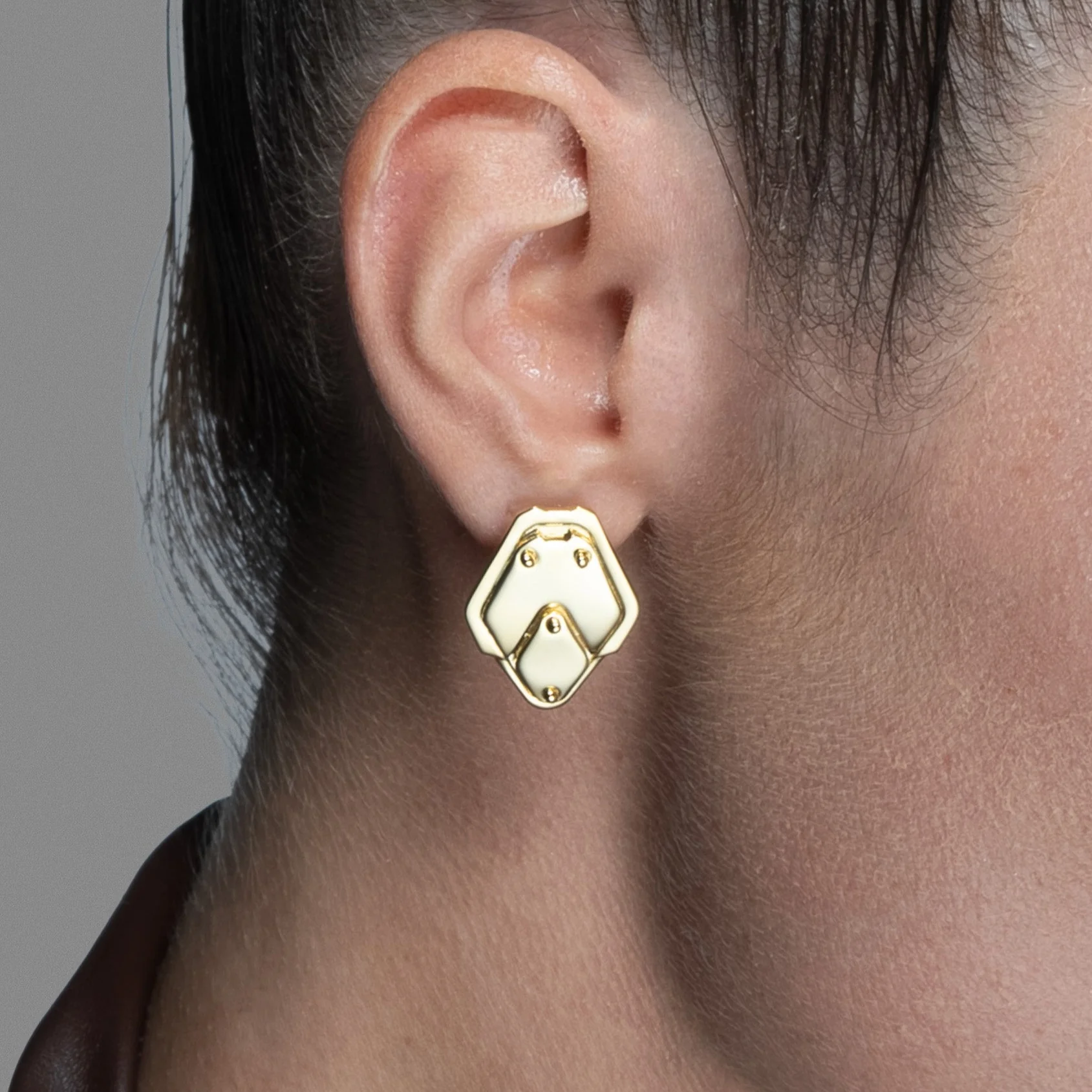 SHIELD PLATE STUD EARRINGS - Image 4