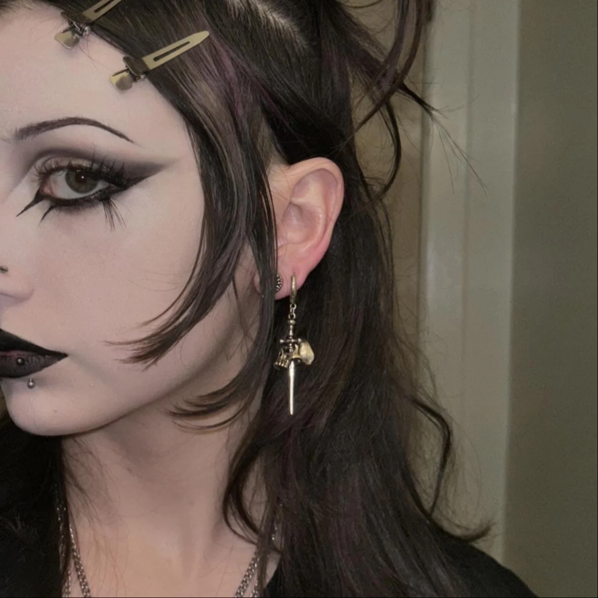 SKULL DAGGER EARRINGS - Image 10