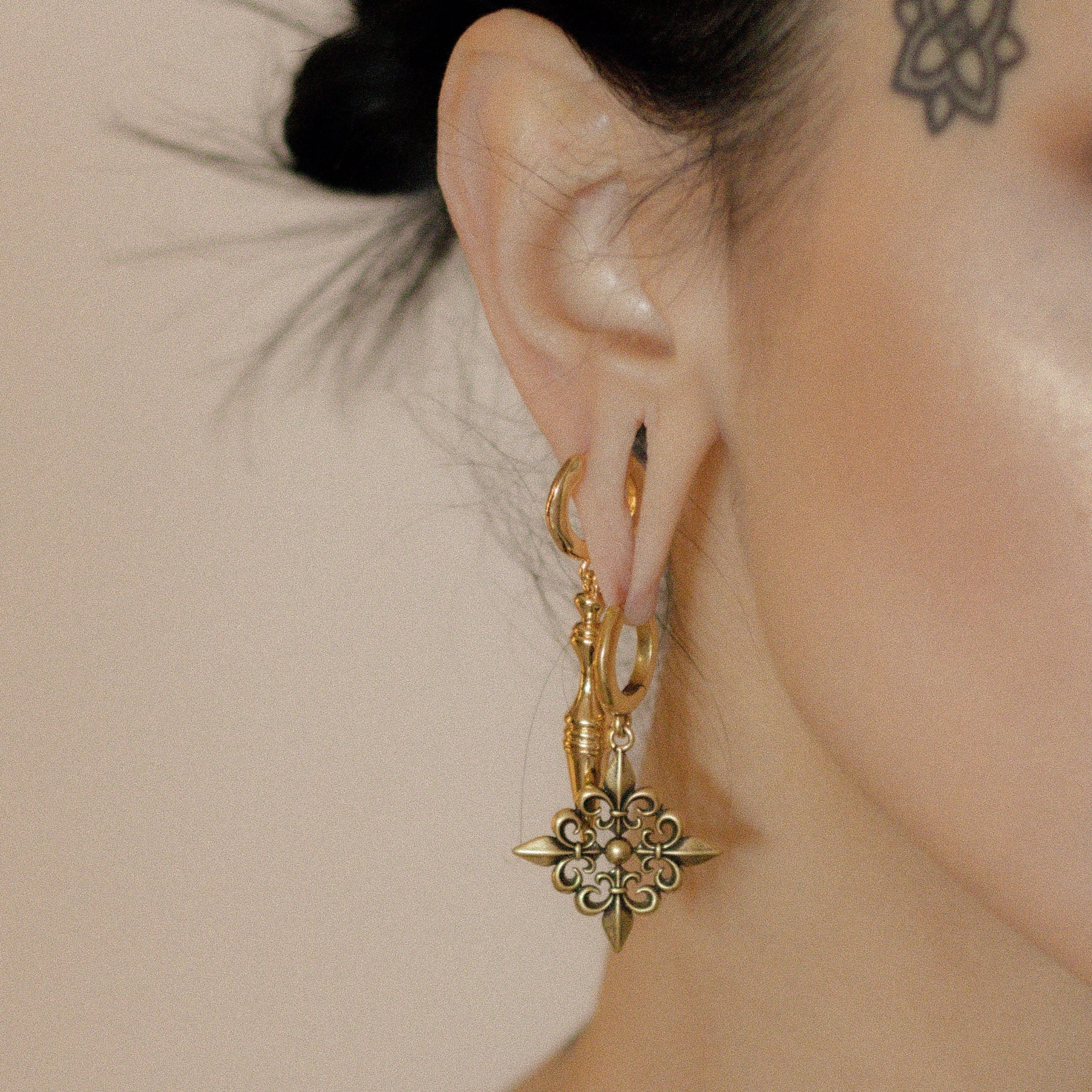 TIMELESS SPEAR EARRINGS - Image 9