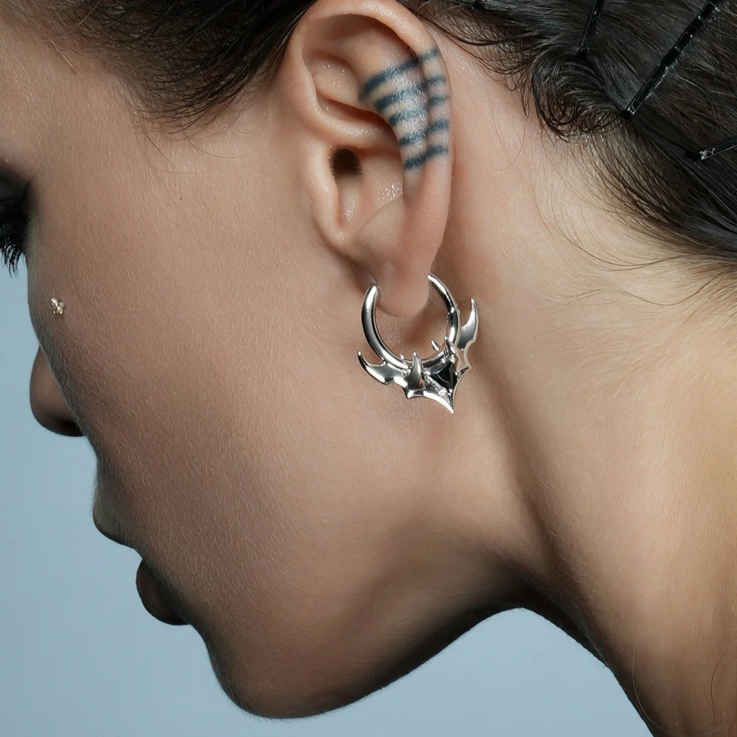 TRIDENT CREST STONE HOOPS EARRINGS - Image 2