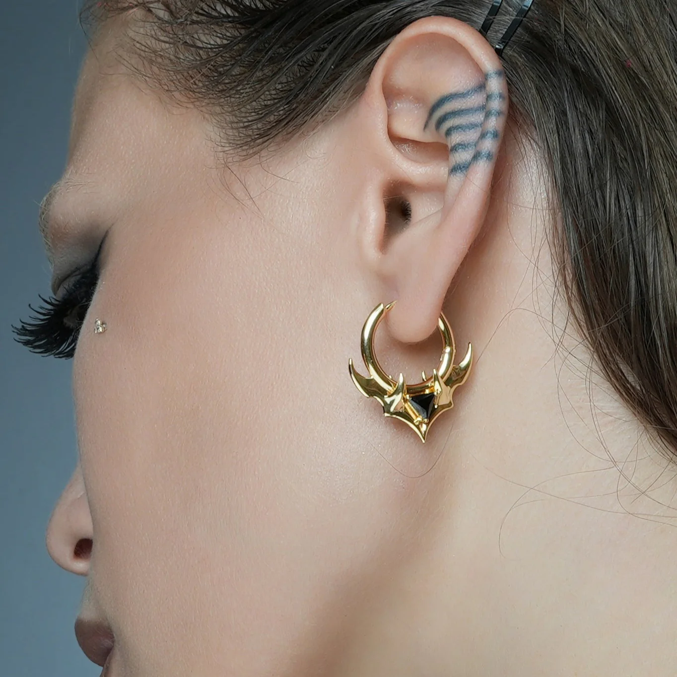 TRIDENT CREST STONE HOOPS EARRINGS - Image 4