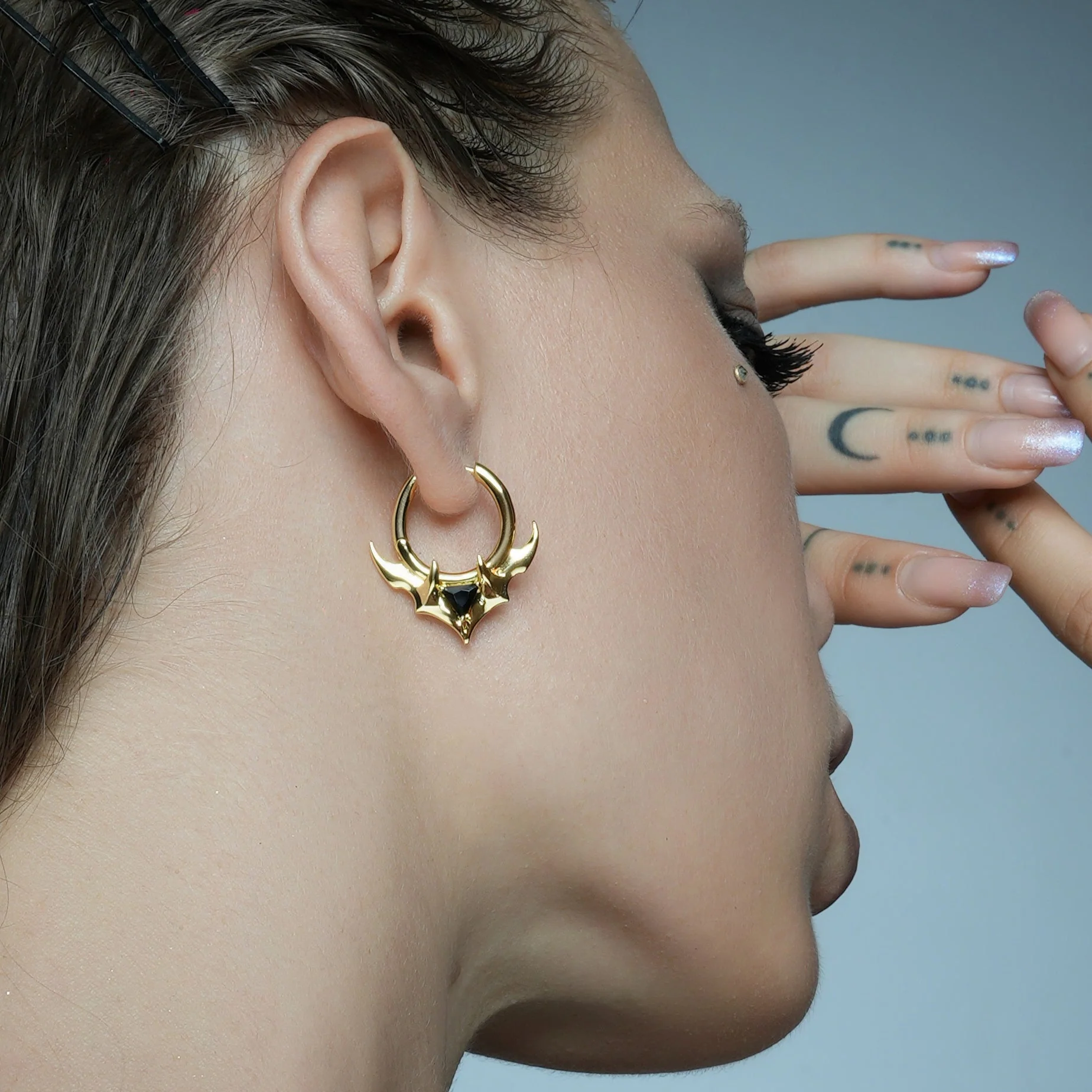 TRIDENT CREST STONE HOOPS EARRINGS - Image 5